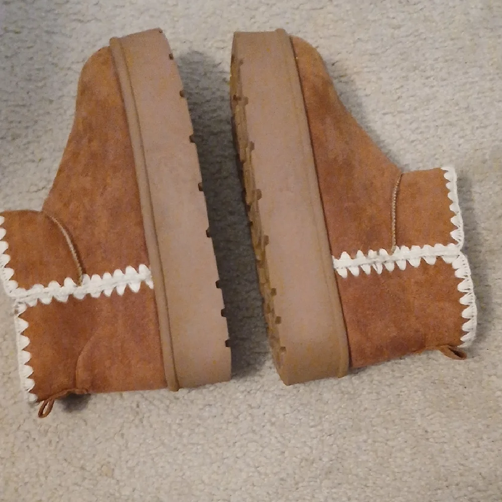 BAMBOO Brown Suede Platform Cream Stitching Booties Women's 8